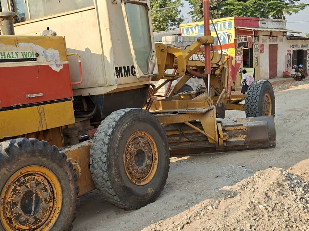 Motor grader road construction and leveling